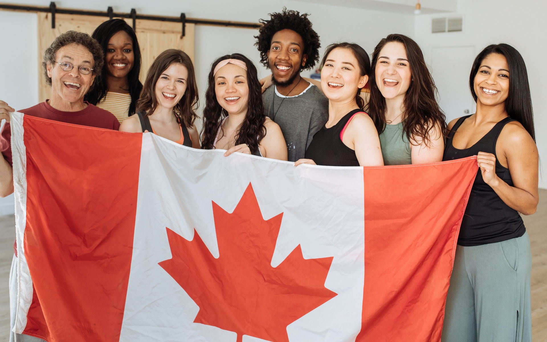 Famille heureuse de différentes générations réunie au Canada