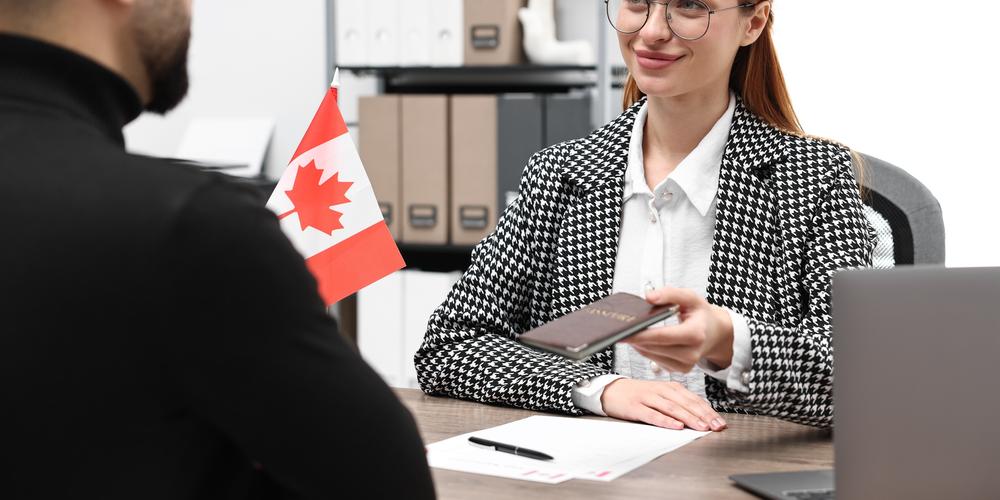 Un professionnel qualifié travaillant dans un environnement de bureau moderne au Canada